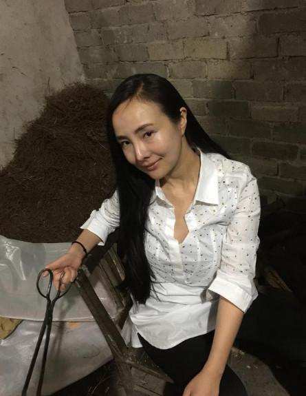 干露露陪父母喝早茶,细节处见孝顺