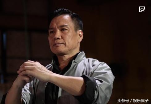 13岁习武，跑了三十多年龙套，如今在美国被金发女郎献吻演主角