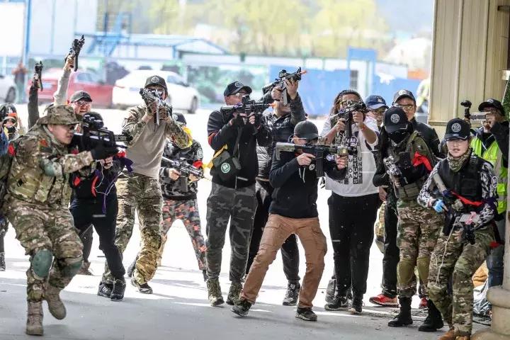 真人玩吃鸡的游戏,真人玩吃鸡游戏有98k