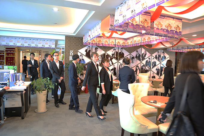 璐甸槼瑁呬慨鍏徃楠呴敹瑁呴グ,璐靛窞楠呴敹