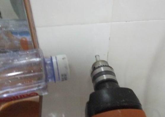 墙上瓷砖钻孔的正确方法,师傅瓷砖打孔视频教程