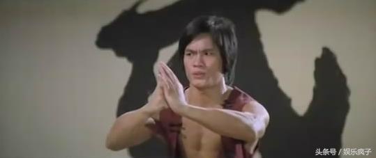 13岁习武，跑了三十多年龙套，如今在美国被金发女郎献吻演主角