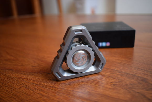 国外枪支配件企业不务正业,用枪支钢材做了一款指尖陀螺