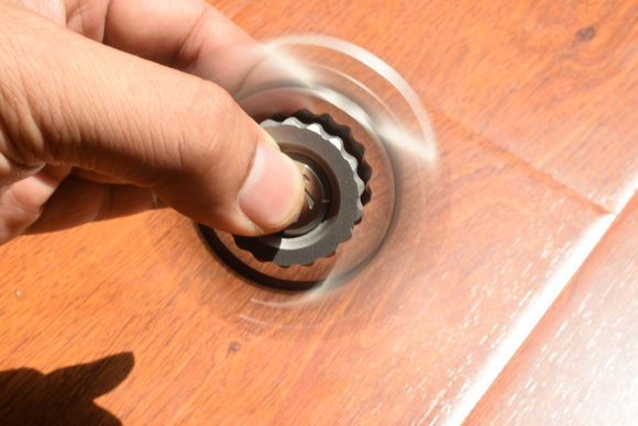 国外枪支配件企业不务正业,用枪支钢材做了一款指尖陀螺