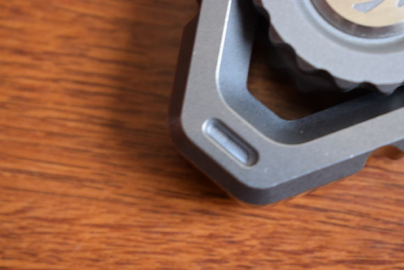 国外枪支配件企业不务正业,用枪支钢材做了一款指尖陀螺