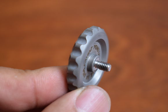 国外枪支配件企业不务正业,用枪支钢材做了一款指尖陀螺