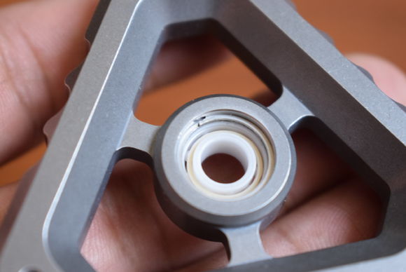 国外枪支配件企业不务正业,用枪支钢材做了一款指尖陀螺