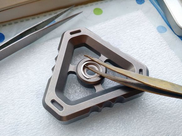 国外枪支配件企业不务正业,用枪支钢材做了一款指尖陀螺