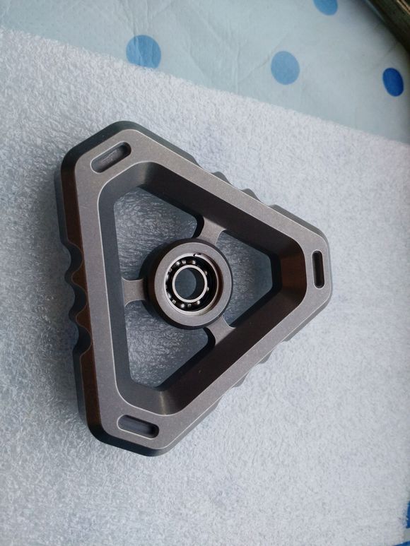 国外枪支配件企业不务正业,用枪支钢材做了一款指尖陀螺