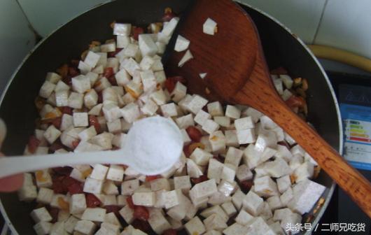 芋头糕口感细软，绵甜香糯，营养价值高，关键还不长肉！