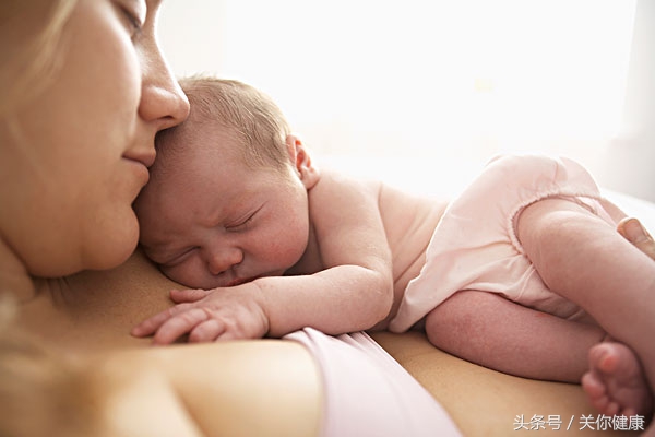 粉嫩婴儿心底有话，站远点别亲我，宝宝怕疱疹病毒