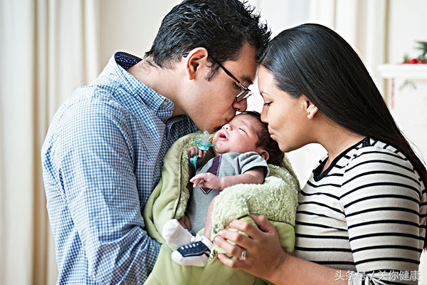 粉嫩婴儿心底有话，站远点别亲我，宝宝怕疱疹病毒