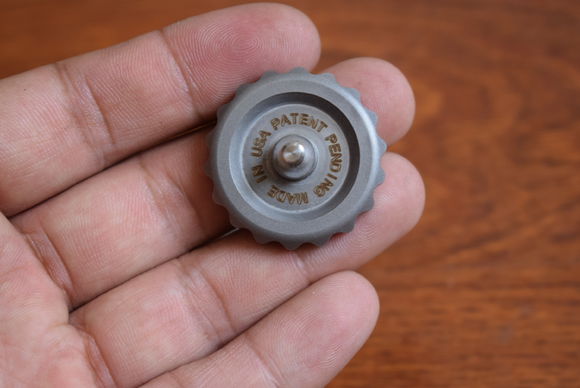 国外枪支配件企业不务正业,用枪支钢材做了一款指尖陀螺