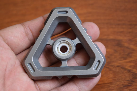 国外枪支配件企业不务正业,用枪支钢材做了一款指尖陀螺