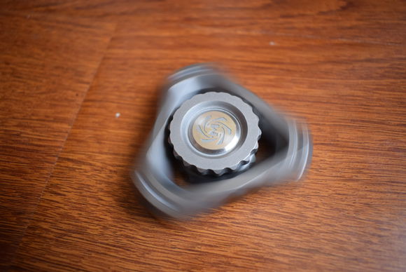 国外枪支配件企业不务正业,用枪支钢材做了一款指尖陀螺