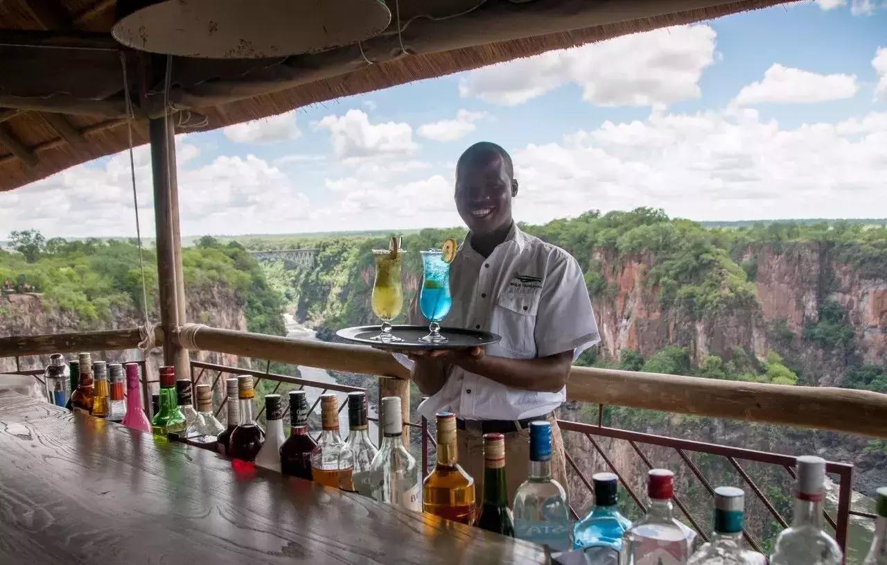 他花16年学会跟狮子交谈，而你花10天懂得了他的执著！