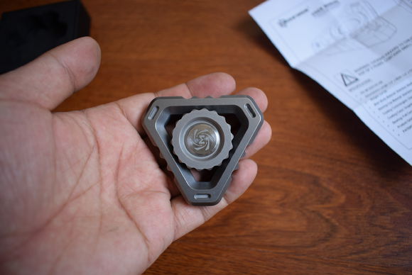 国外枪支配件企业不务正业,用枪支钢材做了一款指尖陀螺