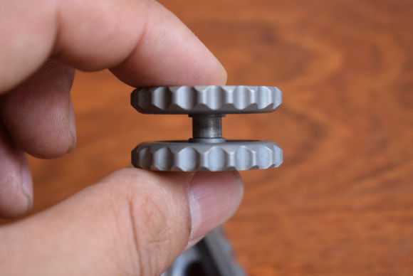 国外枪支配件企业不务正业,用枪支钢材做了一款指尖陀螺