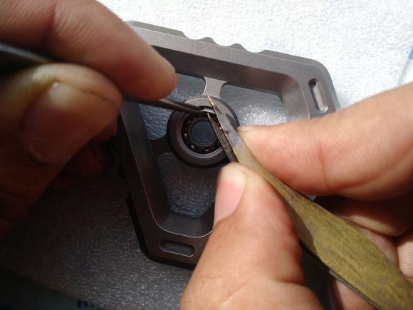 国外枪支配件企业不务正业,用枪支钢材做了一款指尖陀螺