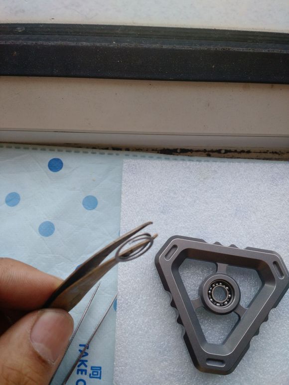 国外枪支配件企业不务正业,用枪支钢材做了一款指尖陀螺