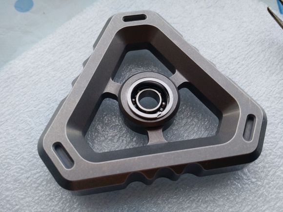 国外枪支配件企业不务正业,用枪支钢材做了一款指尖陀螺