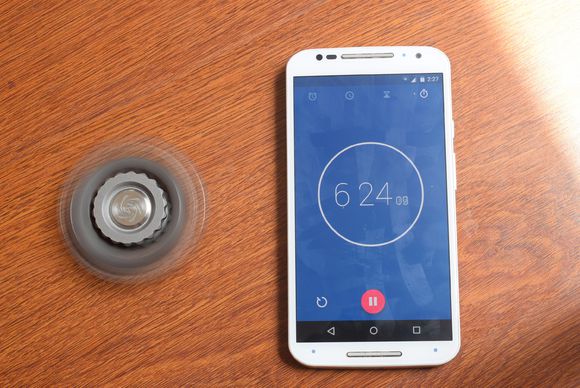 国外枪支配件企业不务正业,用枪支钢材做了一款指尖陀螺