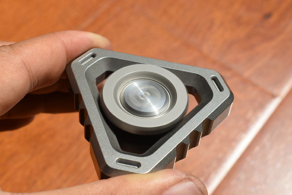 国外枪支配件企业不务正业,用枪支钢材做了一款指尖陀螺