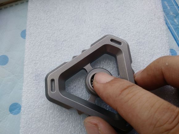 国外枪支配件企业不务正业,用枪支钢材做了一款指尖陀螺