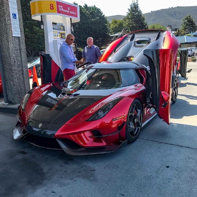 迪拜土豪买辆超跑搭配鞋子！小编心中一句MMP，扫开一辆共享单车