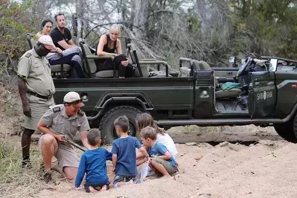 他花16年学会跟狮子交谈，而你花10天懂得了他的执著！