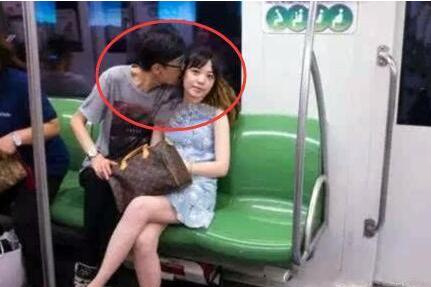 小姐姐你系完鞋带就快起来吧，都被人给看光，你长的好看才提醒你