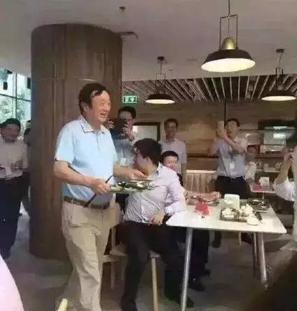 阿里巴巴和华为哪里的员工待遇好 (阿里巴巴华为员工多么)