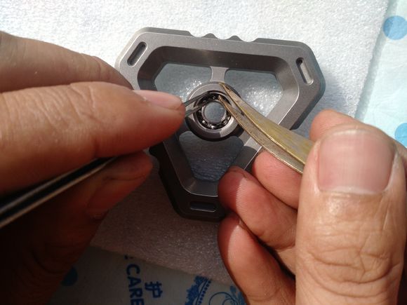 国外枪支配件企业不务正业,用枪支钢材做了一款指尖陀螺