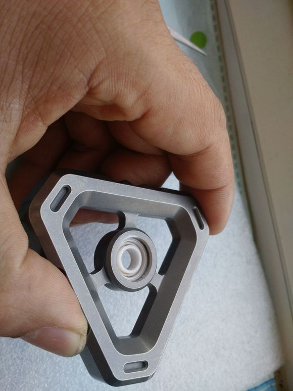 国外枪支配件企业不务正业,用枪支钢材做了一款指尖陀螺