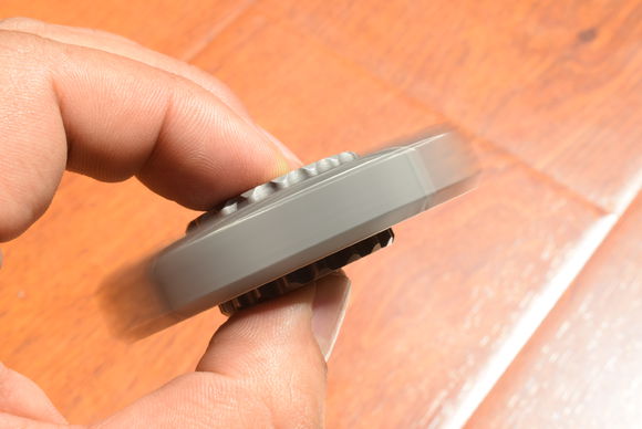 国外枪支配件企业不务正业,用枪支钢材做了一款指尖陀螺