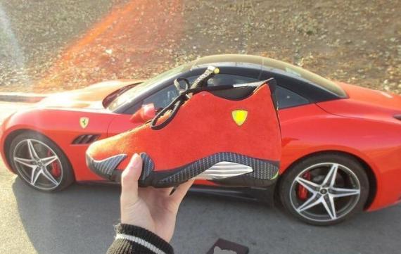 迪拜土豪买辆超跑搭配鞋子！小编心中一句MMP，扫开一辆共享单车