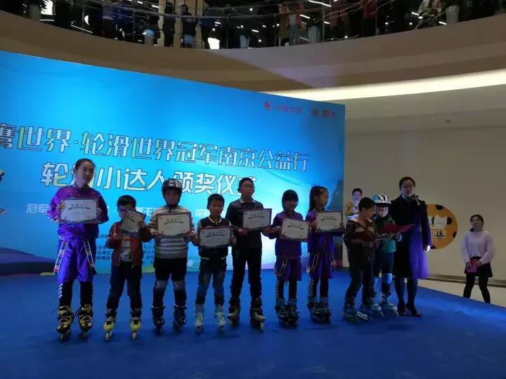 当“天空之城”遇上“动感轮滑”｜轮滑冠军林恩宁上演炫酷表演