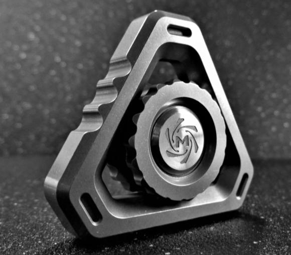 国外枪支配件企业不务正业,用枪支钢材做了一款指尖陀螺