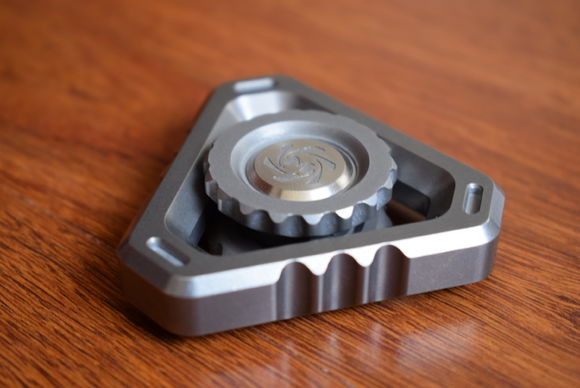 国外枪支配件企业不务正业,用枪支钢材做了一款指尖陀螺