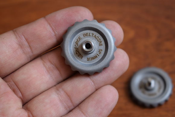 国外枪支配件企业不务正业,用枪支钢材做了一款指尖陀螺