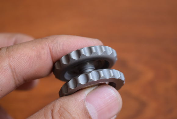 国外枪支配件企业不务正业,用枪支钢材做了一款指尖陀螺