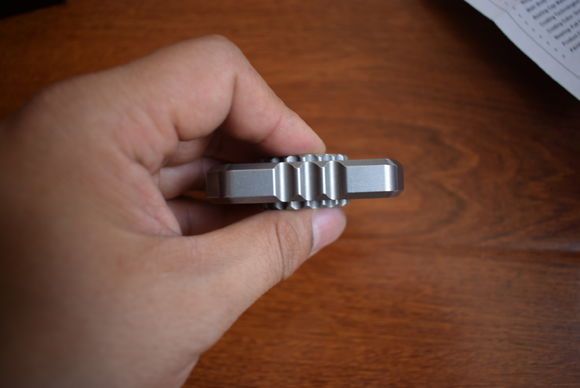 国外枪支配件企业不务正业,用枪支钢材做了一款指尖陀螺