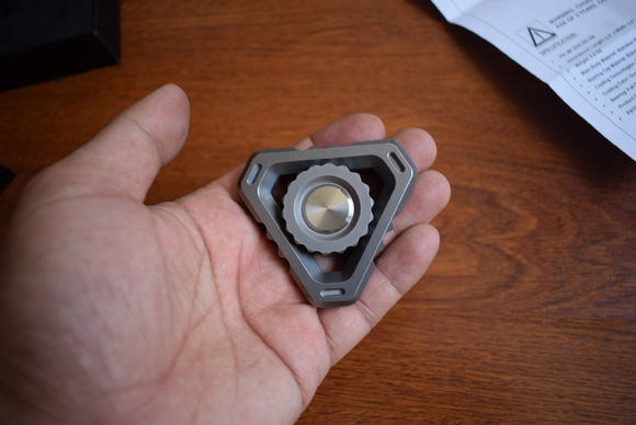 国外枪支配件企业不务正业,用枪支钢材做了一款指尖陀螺