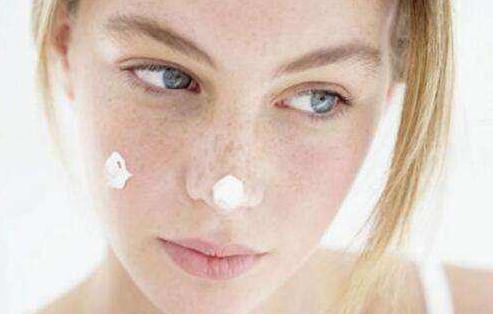 怎么区分脸上的斑是晒斑还是雀斑,怎样辨别脸上的是斑还是痣