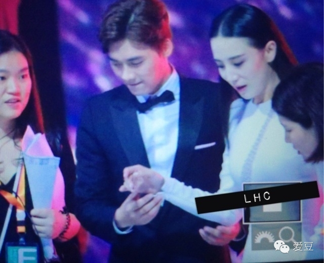 图嗨森丨看男神们用“绅士手”维持风度！女子晒与宋仲基“结婚证”惹怒父亲！