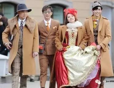 图嗨森丨看男神们用“绅士手”维持风度！女子晒与宋仲基“结婚证”惹怒父亲！