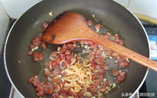 芋头糕口感细软，绵甜香糯，营养价值高，关键还不长肉！