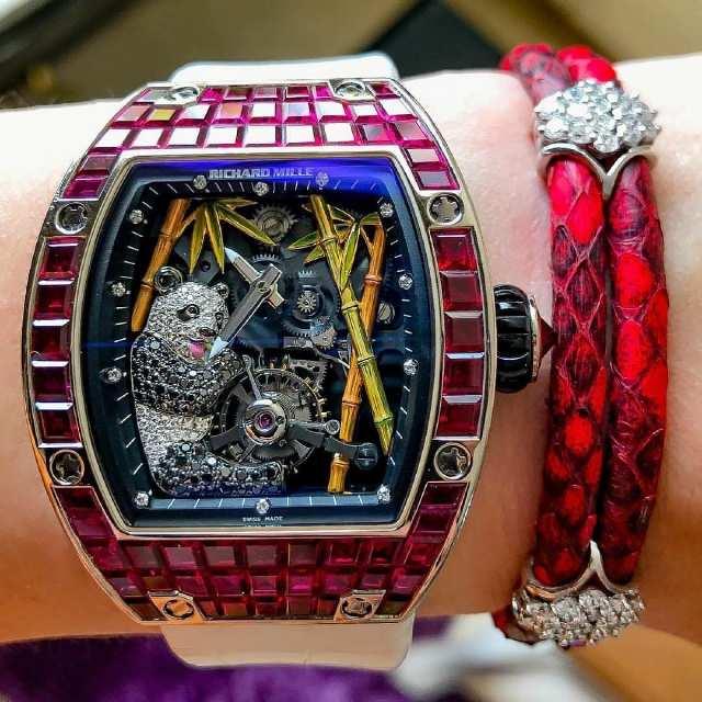 迪拜土豪买辆超跑搭配鞋子！小编心中一句MMP，扫开一辆共享单车