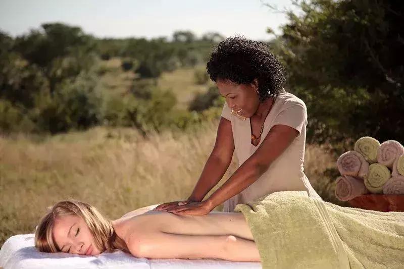 他花16年学会跟狮子交谈，而你花10天懂得了他的执著！