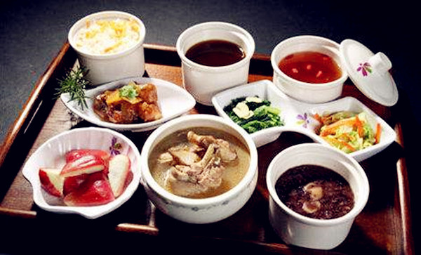 网友：张雨绮、福原爱，讲究“坐月子”？欧美拿冰袋塞下身消肿！